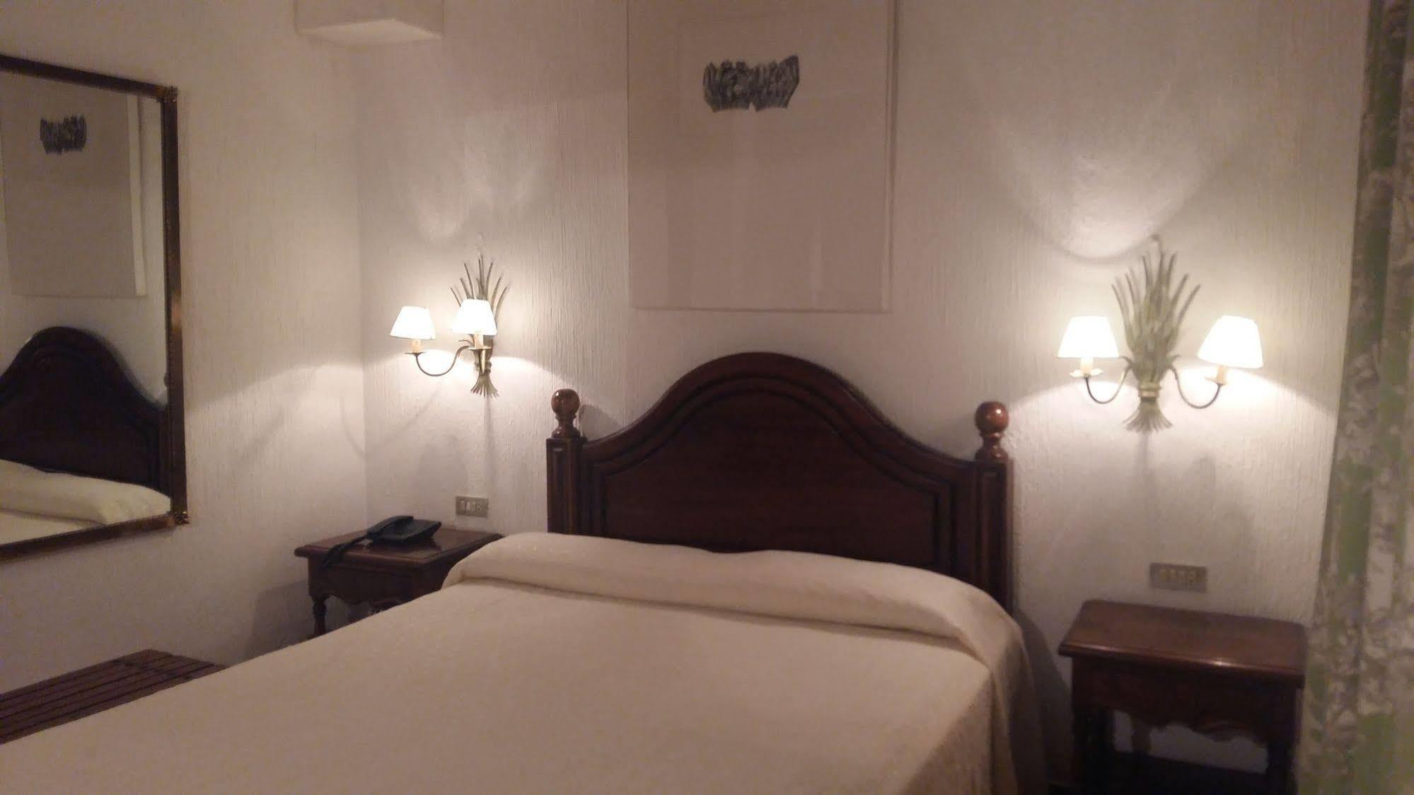 Hotel Tres Coronas De Silos 산토 도밍고 드 실로스 외부 사진